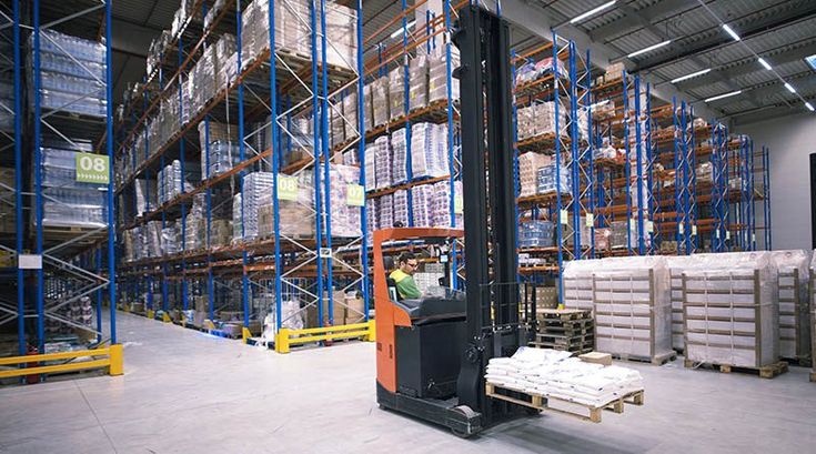 Apa keuntungan utama dari menggunakan sistem manajemen pergudangan (warehouse management system) dalam bisnis?