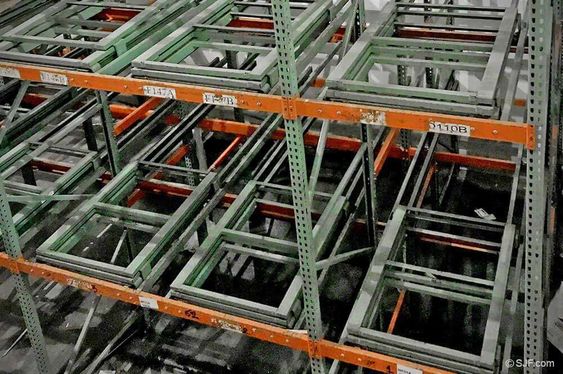 PUSH BACK RACKING SYSTEM UNTUK WAREHOUSE INDUSTRI