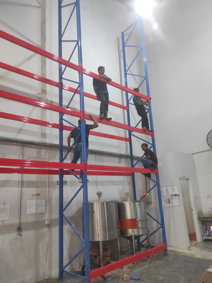 INSTALASI RAK PALLET BESI GUDANG BESAR / RAK GUDANG HEAVY DUTY KAPASITAS 2 TON / LEVEL TINGGI 8 METER DI BATU CEPER TANGERANG OLEH TIM RAJA RAK INDONESIA | Rakgudangheavyduty.com & Rajarakgudang.co.id