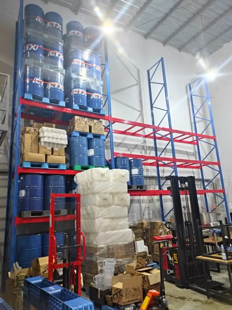 INSTALASI RAK PALLET BESI GUDANG BESAR / RAK GUDANG HEAVY DUTY KAPASITAS 2 TON / LEVEL TINGGI 8 METER DI BATU CEPER TANGERANG OLEH TIM RAJA RAK INDONESIA | Rakgudangheavyduty.com & Rajarakgudang.co.id