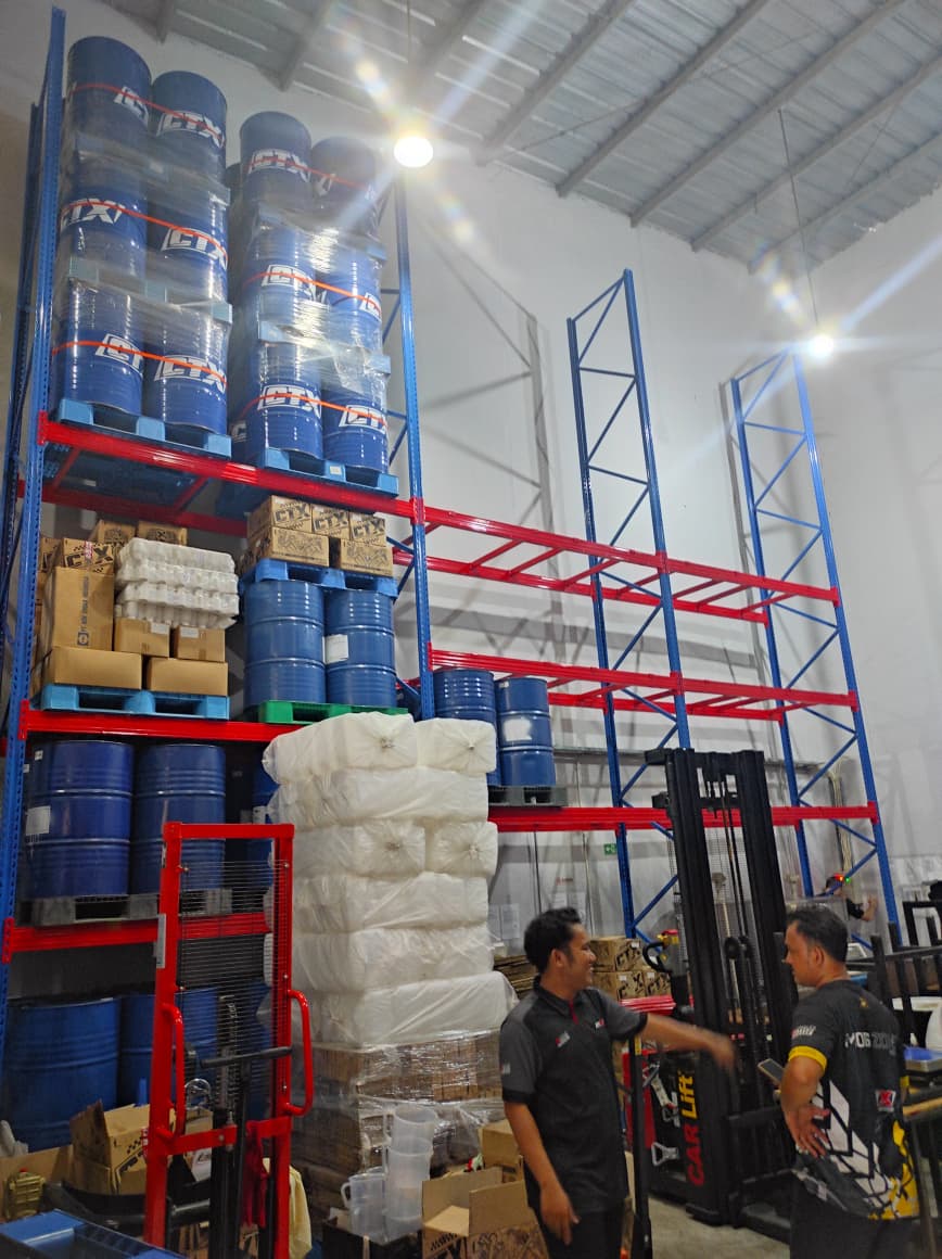 INSTALASI RAK PALLET BESI GUDANG BESAR / RAK GUDANG HEAVY DUTY KAPASITAS 2 TON / LEVEL TINGGI 8 METER DI BATU CEPER TANGERANG OLEH TIM RAJA RAK INDONESIA | Rakgudangheavyduty.com & Rajarakgudang.co.id