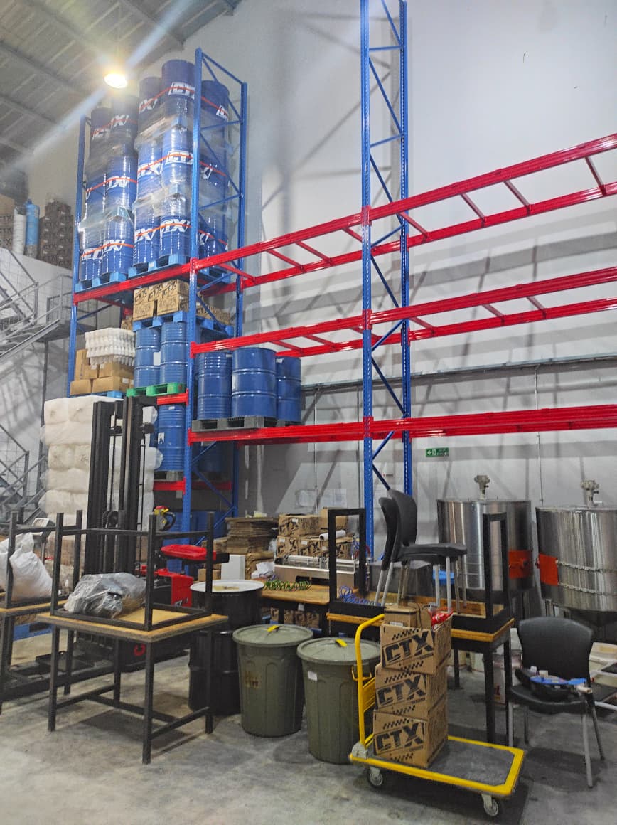 INSTALASI RAK PALLET BESI GUDANG BESAR / RAK GUDANG HEAVY DUTY KAPASITAS 2 TON / LEVEL TINGGI 8 METER DI BATU CEPER TANGERANG OLEH TIM RAJA RAK INDONESIA | Rakgudangheavyduty.com & Rajarakgudang.co.id