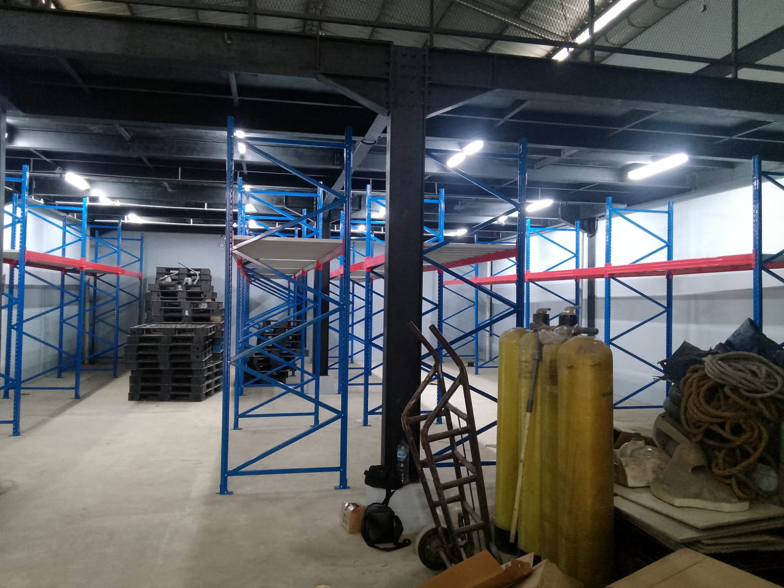 Pemasangan Rak Besi Gudang Industri Heavy Duty Tipe RR-1000 Kapasitas 1 Ton / Level, Ukuran 240x100x300 cm, di Penjaringan, Jakarta Utara oleh Tim RAJA RAK INDONESIA