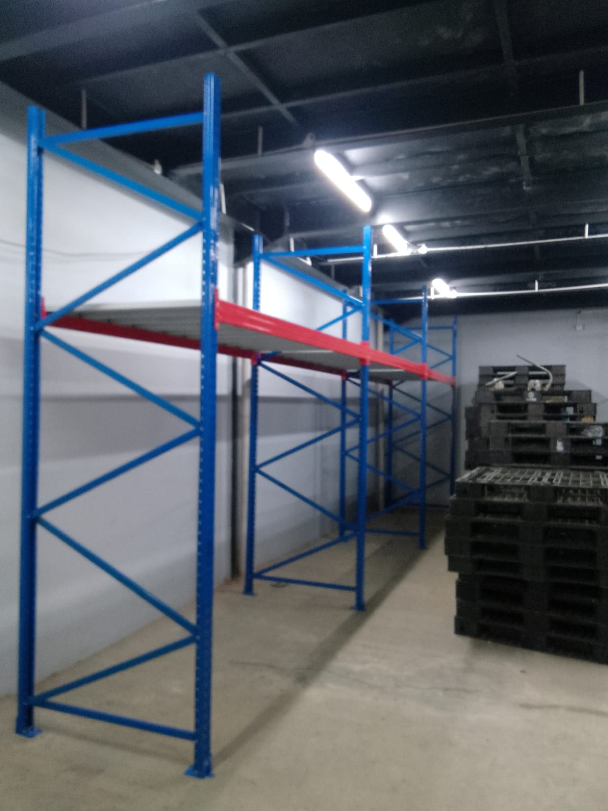 Pemasangan Rak Besi Gudang Industri Heavy Duty Tipe RR-1000 Kapasitas 1 Ton / Level, Ukuran 240x100x300 cm, di Penjaringan, Jakarta Utara oleh Tim RAJA RAK INDONESIA