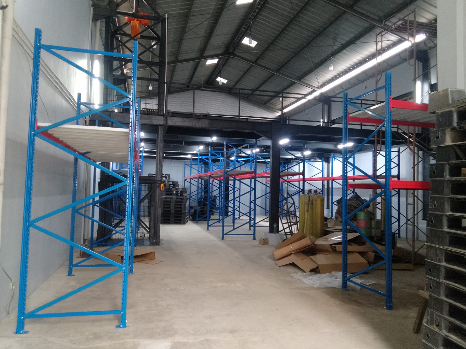 Pemasangan Rak Besi Gudang Industri Heavy Duty Tipe RR-1000 Kapasitas 1 Ton / Level, Ukuran 240x100x300 cm, di Penjaringan, Jakarta Utara oleh Tim RAJA RAK INDONESIA