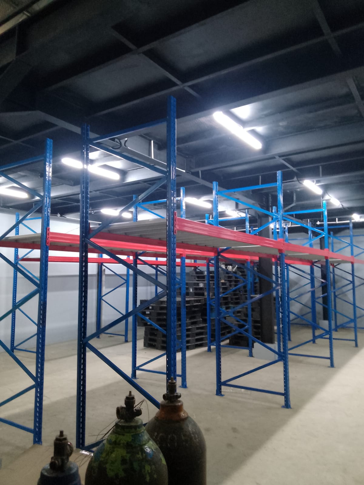 Pemasangan Rak Besi Gudang Industri Heavy Duty Tipe RR-1000 Kapasitas 1 Ton / Level, Ukuran 240x100x300 cm, di Penjaringan, Jakarta Utara oleh Tim RAJA RAK INDONESIA