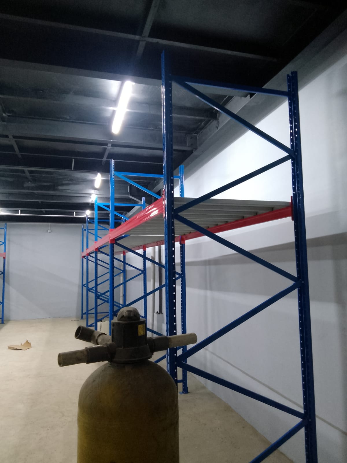 Pemasangan Rak Besi Gudang Industri Heavy Duty Tipe RR-1000 Kapasitas 1 Ton / Level, Ukuran 240x100x300 cm, di Penjaringan, Jakarta Utara oleh Tim RAJA RAK INDONESIA